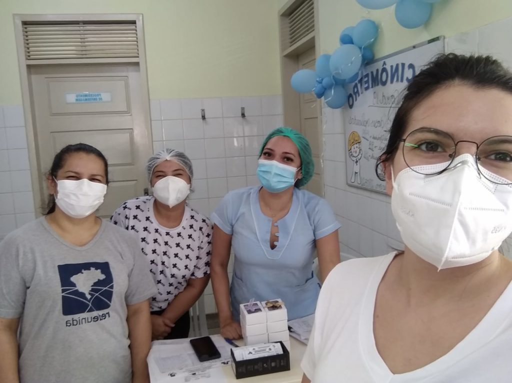 quatro mulheres em uma unidade básica de saúde são colaboradoras do projeto hanseníase em redes